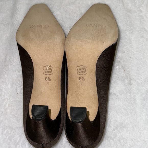 Vaneli Deep Chocolate w/Cutout Around Rhinestone Bow 2.5” Kitten Heel Pump S 6.5 - Picture 9 of 10